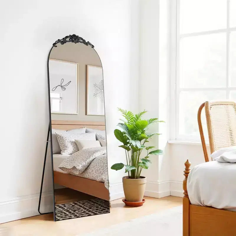 Espejo de cuerpo entero con parte superior arqueada: elegancia clásica, marco de madera
