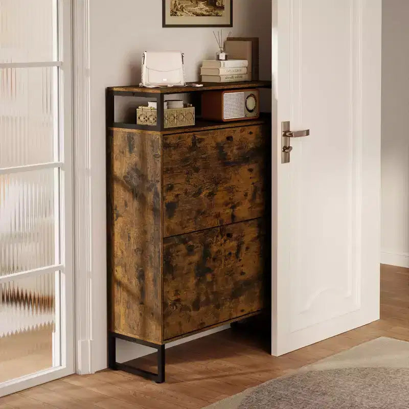 Zapatero de madera de estilo de mediados de siglo con 2 puertas abatibles y estantes extraíbles, para guardar zapatos en la entrada