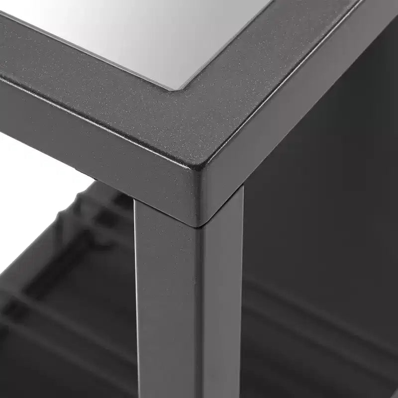 Rollbarer Barwagen aus Metall mit Glasablagen und Weinaufbewahrung