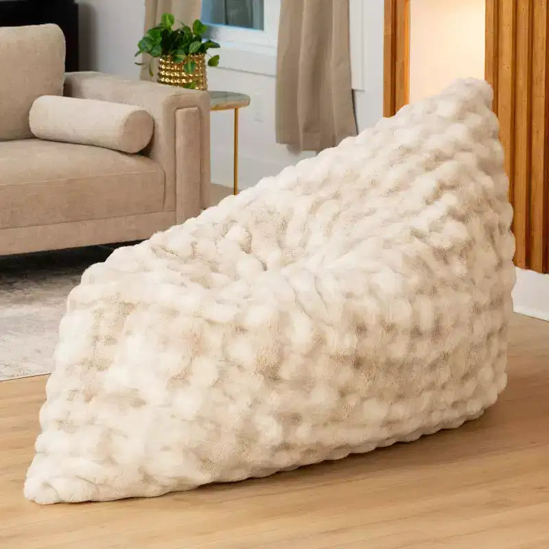Riesiges Bodenkissen und Loungesessel aus Kunstfell