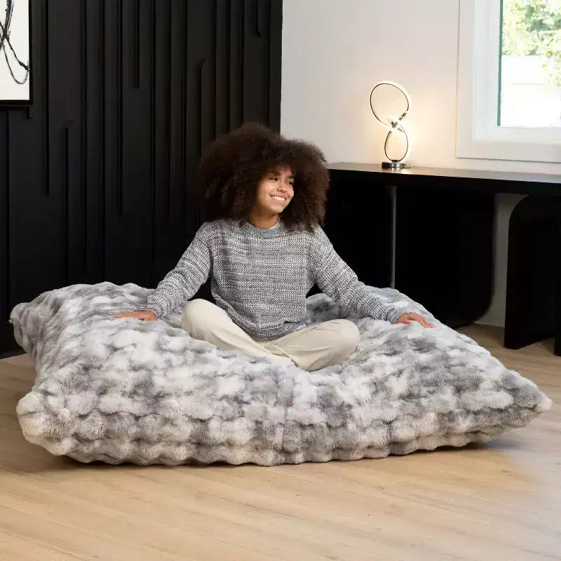 Riesiges Bodenkissen und Loungesessel aus Kunstfell