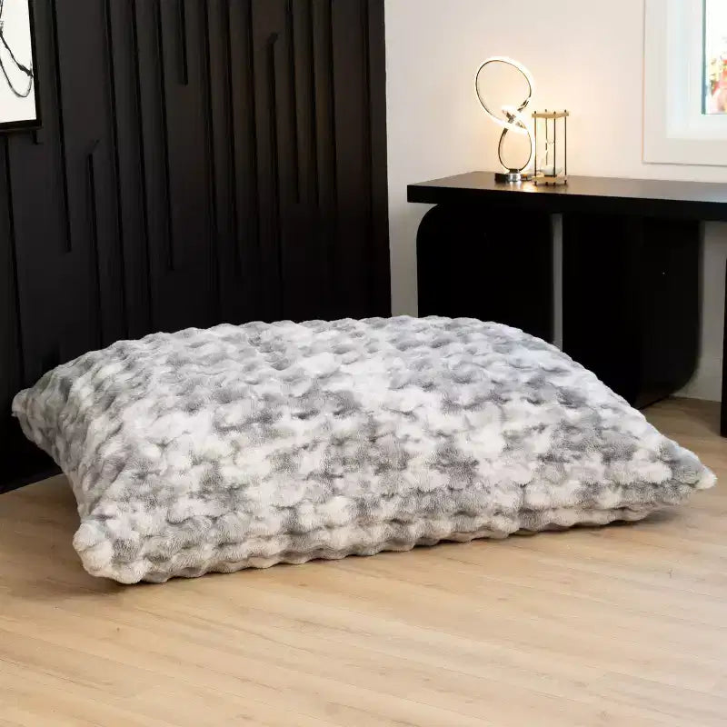 Riesiges Bodenkissen und Loungesessel aus Kunstfell