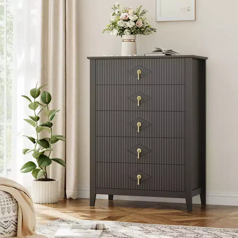Commode cannelée à 5 tiroirs de 42.9 de haut, avec design moderne ondulé et poignées en métal, pour chambre et salon