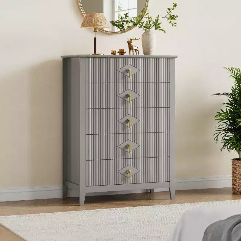 Commode cannelée à 5 tiroirs de 42.9 de haut, avec design moderne ondulé et poignées en métal, pour chambre et salon