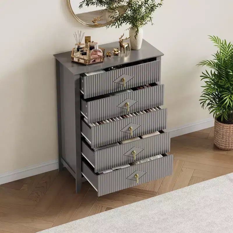 Commode cannelée à 5 tiroirs de 42.9 de haut, avec design moderne ondulé et poignées en métal, pour chambre et salon