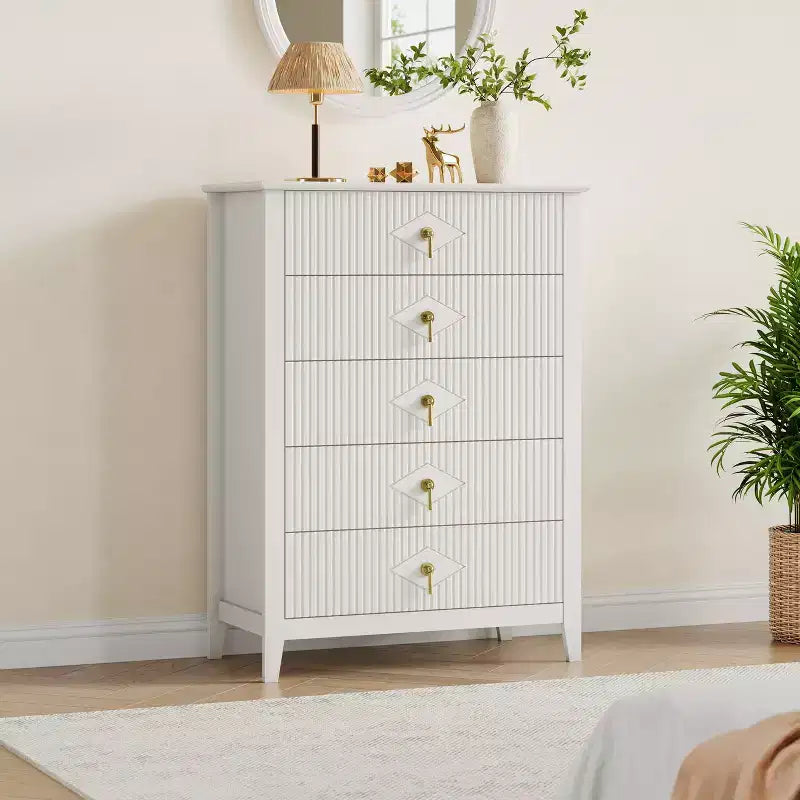 Commode cannelée à 5 tiroirs de 42.9 de haut, avec design moderne ondulé et poignées en métal, pour chambre et salon