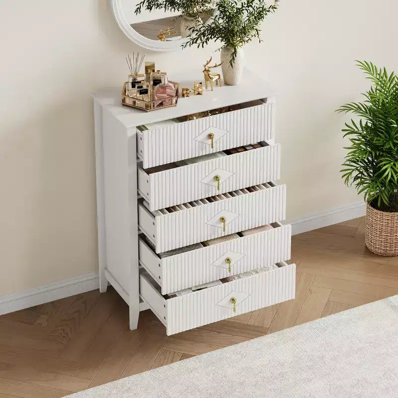 Commode cannelée à 5 tiroirs de 42.9 de haut, avec design moderne ondulé et poignées en métal, pour chambre et salon