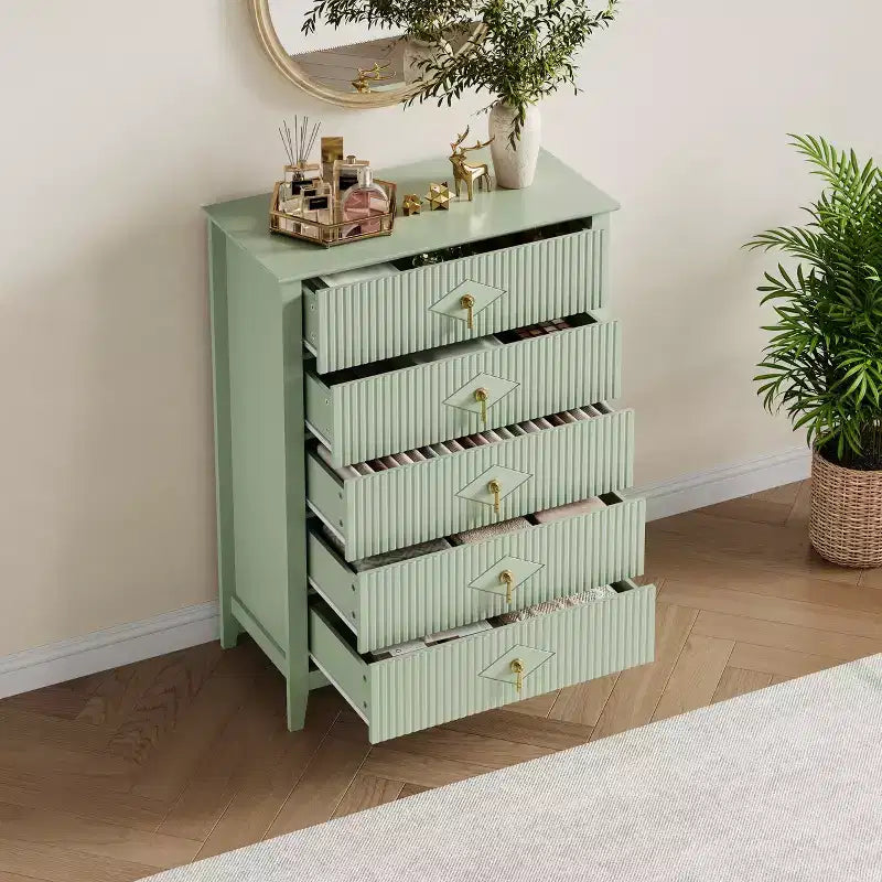 Commode cannelée à 5 tiroirs de 42.9 de haut, avec design moderne ondulé et poignées en métal, pour chambre et salon