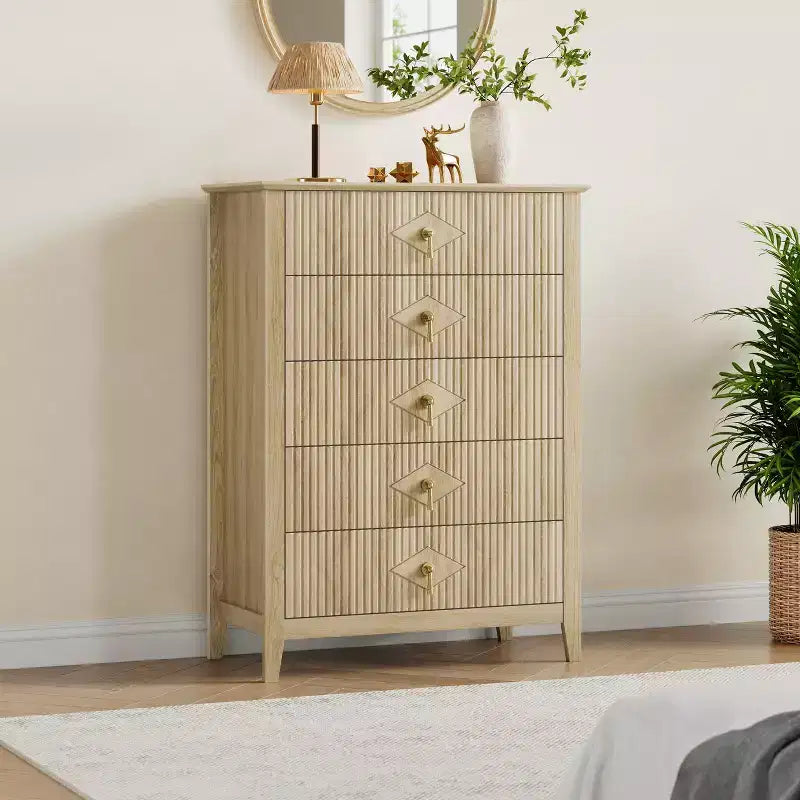 Commode cannelée à 5 tiroirs de 42.9 de haut, avec design moderne ondulé et poignées en métal, pour chambre et salon