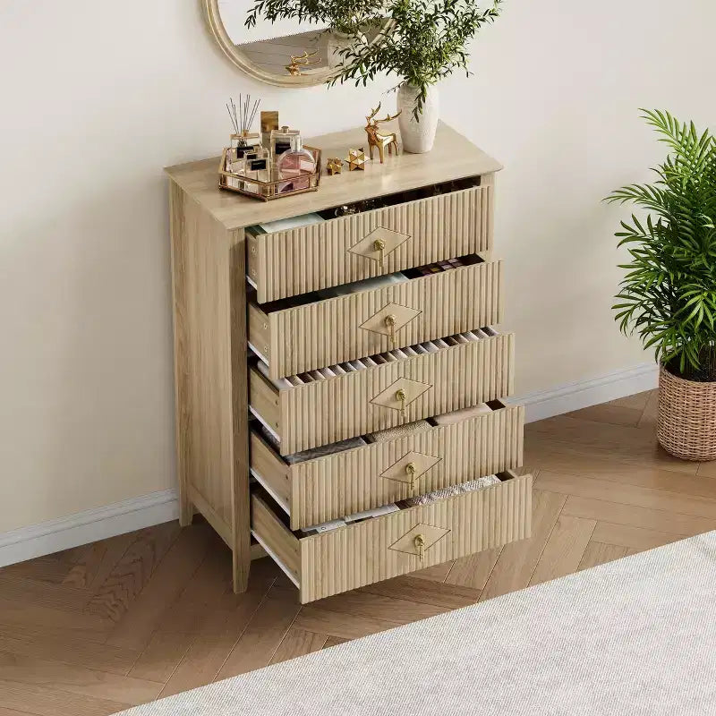 Commode cannelée à 5 tiroirs de 42.9 de haut, avec design moderne ondulé et poignées en métal, pour chambre et salon