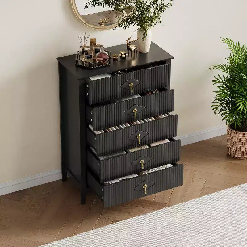 Commode cannelée à 5 tiroirs de 42.9 de haut, avec design moderne ondulé et poignées en métal, pour chambre et salon